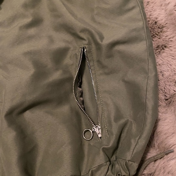 Lightweight green zip up, sewn with multiple  layers. - Picture 7 of 7